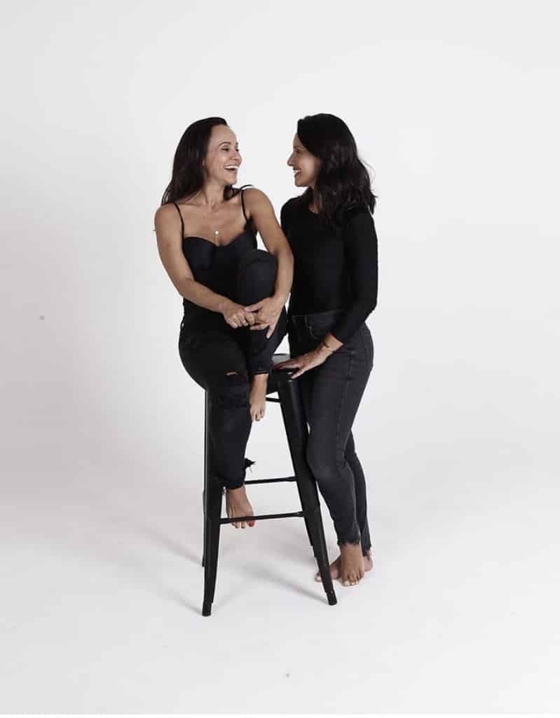 Fernanda e Fabiola, sócias e criadoras da loja virtual Água de Sal Beachwear.