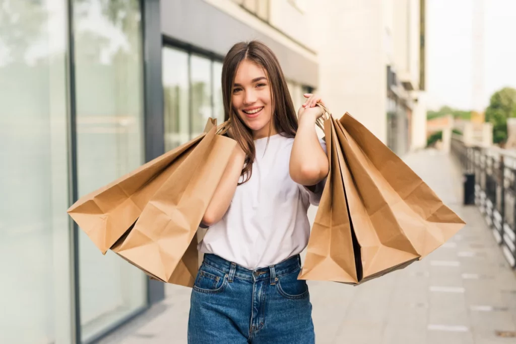 Descubra como fazer parte dos consumidores comprarem novamente em sua loja virtual. Conheça estratégias de pré-venda que podem encantar a pessoa e estimular a recompra. Fonte: Freepik