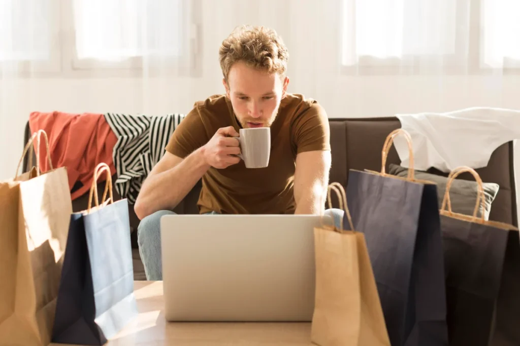 homem-rodeado-por-sacolas-bebendo-cafe-como ser um revendedor online