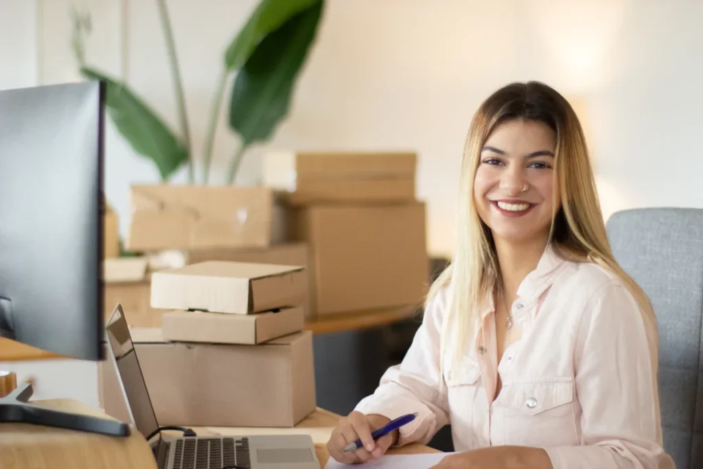 trabalhador-de-escritorio-feminino-feliz-olhando-para-a-camera-e-sorrindo-empresaria-de-sucesso-trabalhando-no-escritorio-como começar um ecommerce