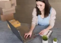 alto-angulo-de-mulher-trabalhando-com-laptop-e-caixas-sites-para-importar